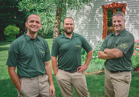 Technicien Weed Man qui discute avec le client sur la pelouse